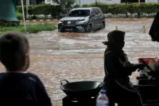 Banjir di Kelapa Gading Belum Surut, Kendaraan Melaju Perlahan