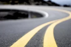 Viral Pria Bertopeng Curi Marka Jalan Mata Kucing di Underpass Cawang, Polisi Lakukan Penyelidikan