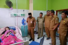Pastikan Penanganan Optimal, Sekda Muaro Jambi Jenguk Siswa Dugaan Keracunan di RSUD Ahmad Ripin