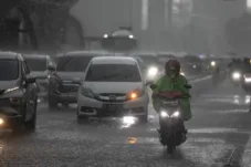 Prediksi Cuaca Jakarta Hari Ini (Jumat, 13 Februari): Waspada Hujan Lebat & Angin Kencang