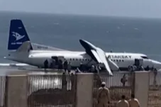 Penampakan Pesawat Mendarat Darurat di Pantai Somalia Usai Alami Masalah Teknis