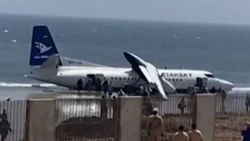 Penampakan Pesawat Mendarat Darurat di Pantai Somalia Usai Alami Masalah Teknis