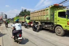 Tak Patuhi Instruksi Gubernur, Puluhan Truk Tambang Masih Melintas di Parung Panjang