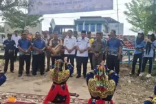 Bupati Muaro Jambi, Bambang Bayu Suseno, secara resmi membuka rangkaian Olimpiade Olahraga Siswa Nasional (O2SN), Festival Lomba Seni dan Sastra Siswa Nasional (FLS3N), serta Pekan Kreativitas dan Prestasi Siswa (KPPS) jenjang SD dan SMP Tahun 2026.