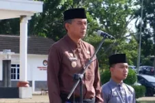 Wakil Bupati Muaro Jambi, Junaidi Mahir, memimpin upacara pengibaran bendera Merah Putih dalam rangka memperingati Hari Pendidikan Nasional (Hardiknas) tahun 2026.