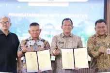 Bupati Muaro Jambi, Dr. Bambang Bayu Suseno, S.P., M.M., M.Si., bersama Sekretaris Daerah Kabupaten Muaro Jambi, Budhi Hartono, S.Sos., M.T., resmi menandatangani kesepakatan bersama antara Pemerintah Kabupaten Muaro Jambi dan Badan Bank Tanah.
