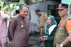 Junaidi Mahir menyerahkan bantuan berupa bahan pokok, perlengkapan rumah tangga, serta material bangunan guna mendukung percepatan pemulihan.